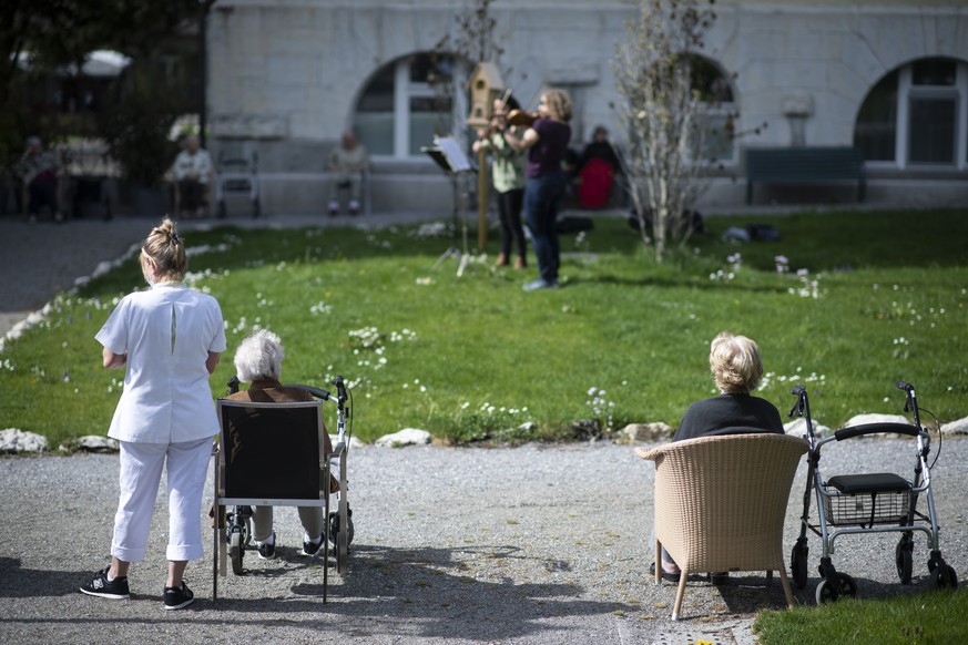 Bewohner der Altersresidenz Singenberg lauschen Ilaria Sieber-Pedrotti und Oriana Kriszten, Violinistinnen des Sinfonieorchester St. Gallen, bei einem Gratiskonzert mit Sicherheitsabstand. waehrend de ...