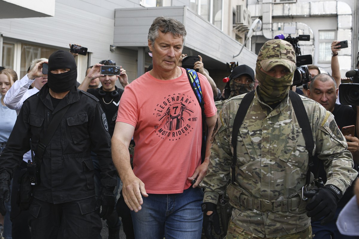 Police detain Yekaterinburg ex-mayor Yevgeny Roizman in Yekaterinburg, Russia, Wednesday, Aug. 24, 2022. The former mayor of Russia's fourth-largest city was arrested Wednesday on charges of disc ...
