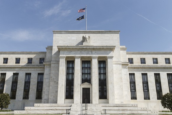 ARCHIVBILD ZUR ANHEBUNG DES LEITZINSES DURCH DIE US-NOTENBANK, AM MITTWOCH, 14. JUNI 2017 - The U.S. Federal Reserve Bank Building, home to the Board of Governors of the Federal Reserve System, is see ...
