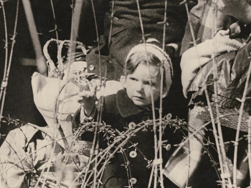 Nach der Ausbürgerung wurden Frauen und ihre Kinder nicht selten an die Grenze gestellt und ihrem Schicksal überlassen.