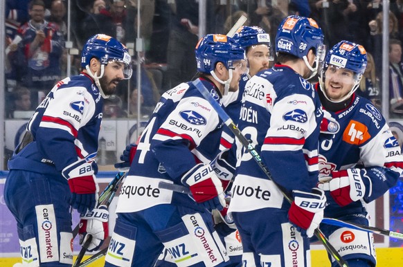 Dean Kukan (ZSC), rechts, jubelt nach seinem Tor zum 1:0 im vierten Spiel vom Playoff Halbfinal der Eishockey National League zwischen den ZSC Lions (ZSC) und dem HC Davos (HCD) am Freitag, 10. April  ...