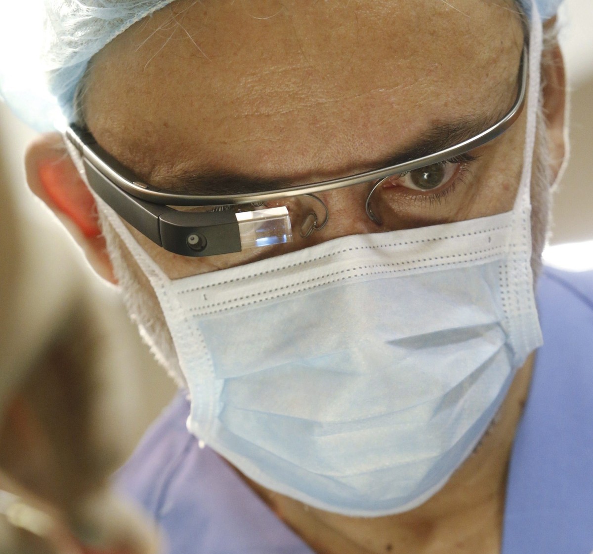 epa03925268 Spanish dentist surgeon Pedro Pena carries out a maxillofacial surgery while broadcasting live with the new 'google glass' at the Molina de Segura hospital in Murcia, Spain, 26 O ...
