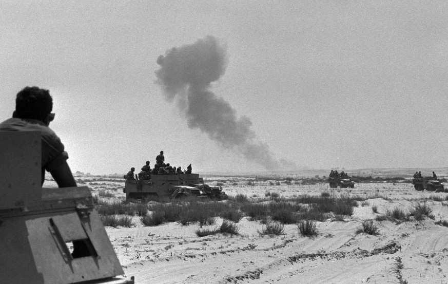 In this image released by Israel&#039;s Government Press Office, Tuesday, June 5, 2007, Israeli soldiers advance towards Egyptian positions in Rafah, southern Gaza Strip, during the Six Day War in Jun ...