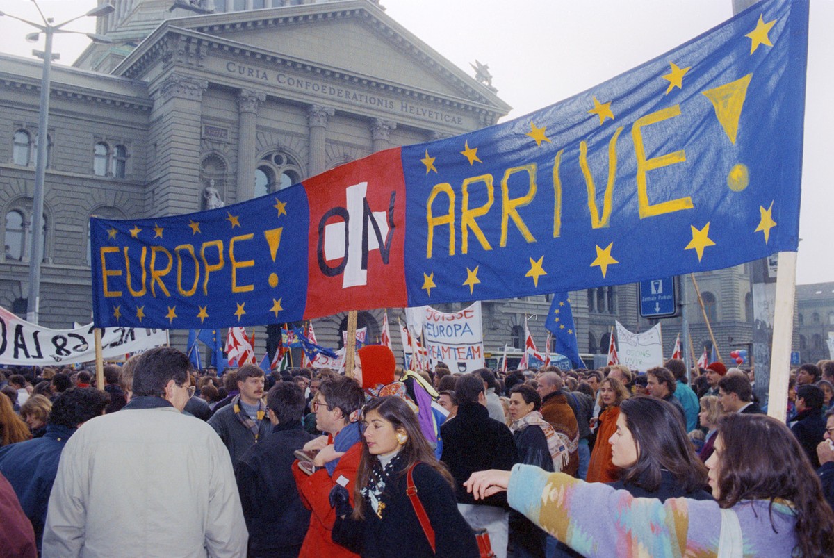 Gegen 6'000 Menschen demonstrieren am Samstag, den 19. Dezember 1992 auf dem Bundesplatz vor dem Bundeshaus in Bern fuer eine solidarische Schweiz in Europa und forderten den Bundesrat auf, nach  ...