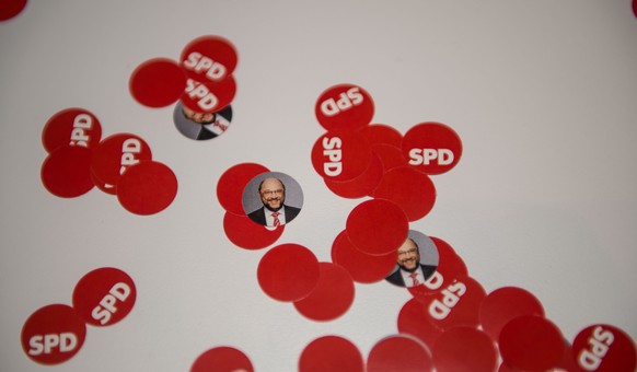 Konfetti mit dem Kanzlerkandidaten Schulz und dem Logo der SPD liegt am 01.03.2017 in Ludwigsburg (Baden-Wuerttemberg) beim politischen Aschermittwoch der baden-wuerttembergischen SPD im Forum am Schl ...