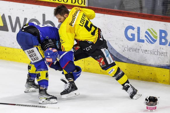 EHC Kloten Stuermer Marc Marchon pruegelt sich mit SC Bern Verteidiger Roman Loeffel waehrend dem Eishockey-Pre-Playoff-Spiel 2 der National League zwischen dem EHC Kloten und dem SC Bern am Donnersta ...