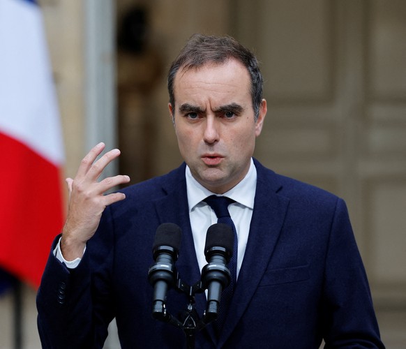 epa12438811 French outgoing Prime Minister Sebastien Lecornu delivers a statement in the courtyard of the Hotel Matignon following a series of talks with political parties&#039; leaders, in Paris, Fra ...