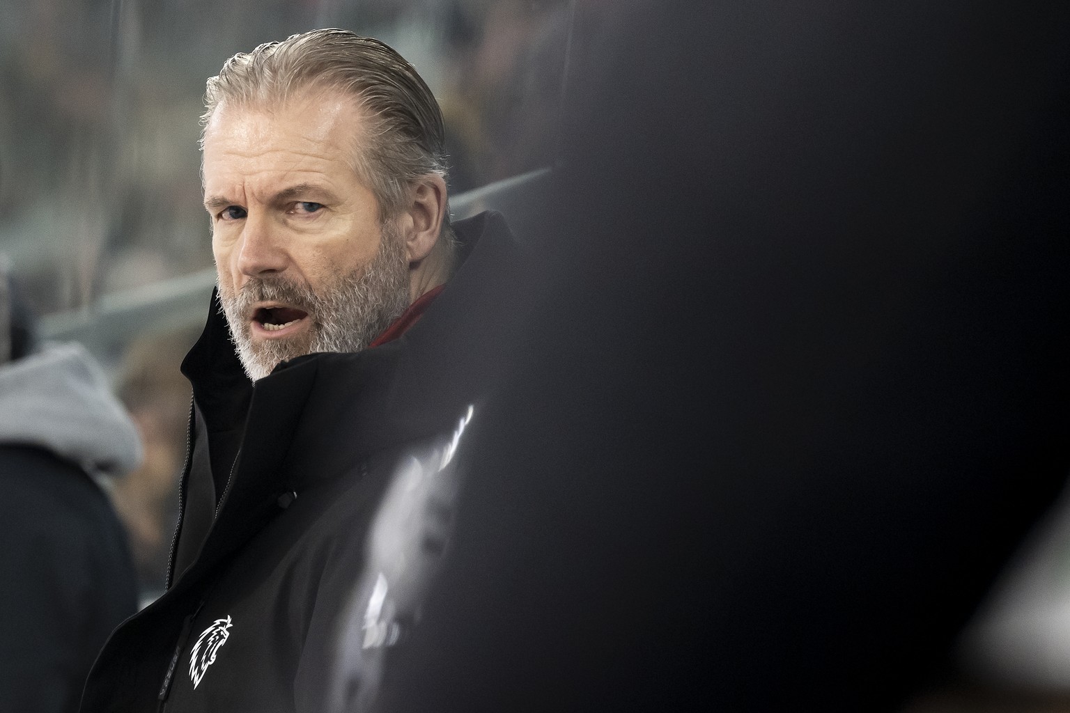 Lausannes Cheftrainer Geoff Ward reagiert, beim Eishockey Meisterschaftsspiel der National League zwischen EHC Biel und Lausanne HC, am Donnerstag, 2. Maerz 2023, in der Tissot Arena in Biel. (KEYSTON ...