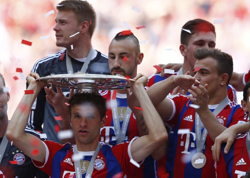 Thomas Müller mit seinem neuen Sommerhut, Xherdan Shaqiri klatscht artig Beifall.