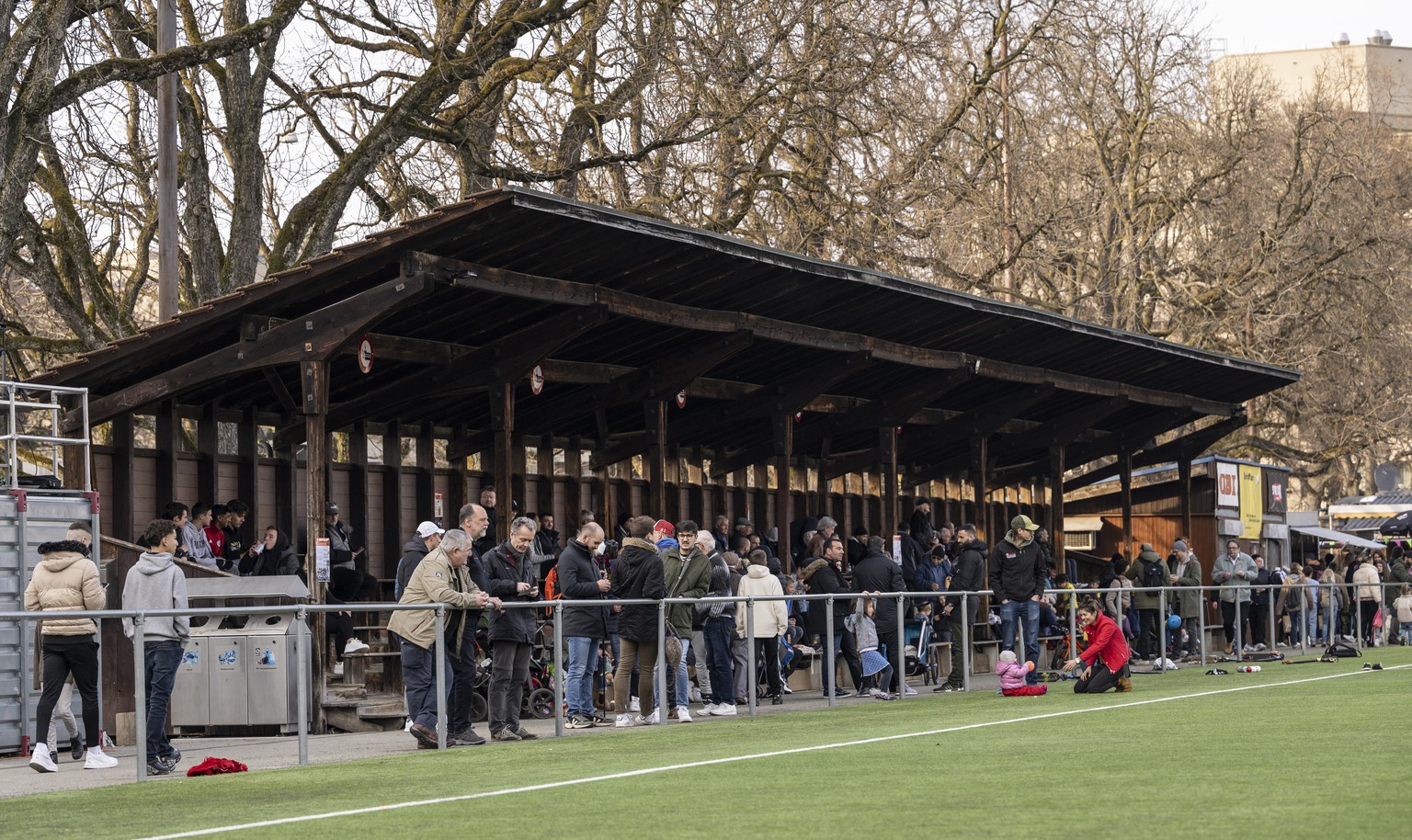 Die Zuschauer verfolgen das Spiel auf und vor der hoelzernen Haupttribuene im Fussball Meisterschaftsspiel der Promotion League des FC Breitenrain gegen den FC Stade Nyonnais, auf dem Spitalacker in B ...