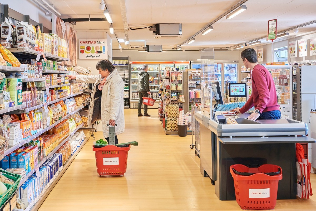 IMAGE DISTRIBUTED FOR CARITAS SCHWEIZ FOR EDITORIAL USE ONLY - Im Caritas-Markt koennen Personen mit knappem Budget stark verguenstigte Lebensmittel kaufen. // Weiterer Text ueber ots und http://press ...