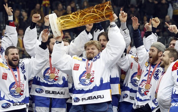 ZSC-Torhueter Ari Sulander stemmt den Meisterpokal nach dem siebten Playoff-Finalspiel der National League A zwischen dem SC Bern und den ZSC Lions am Dienstag, 17. April 2012 in der Postfinance-Arena ...