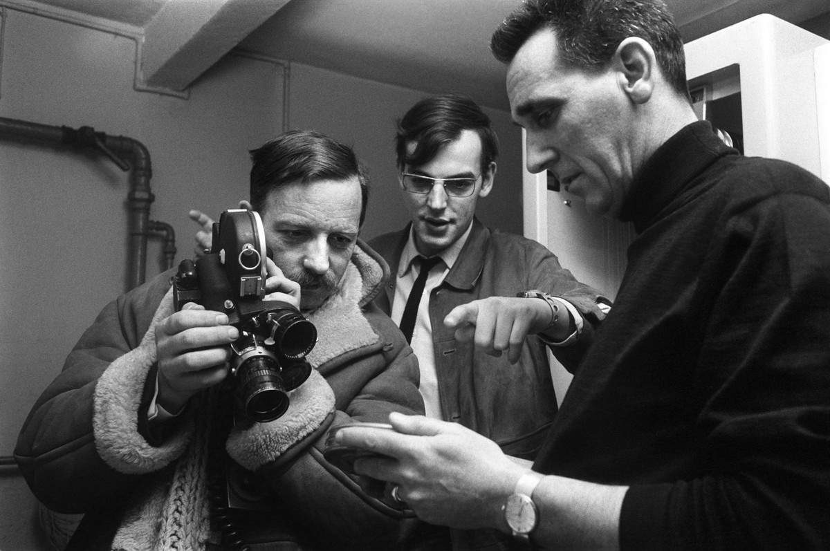 Peter Schellenberg (mitte) arbeitet am 25. Januar 1968 mit dem Kameramann Kurt Mathis (links) und Bernard Lang an einem Beitrag fuer die "Antenne", eine der meistverfolgten Aktualitaetensend ...