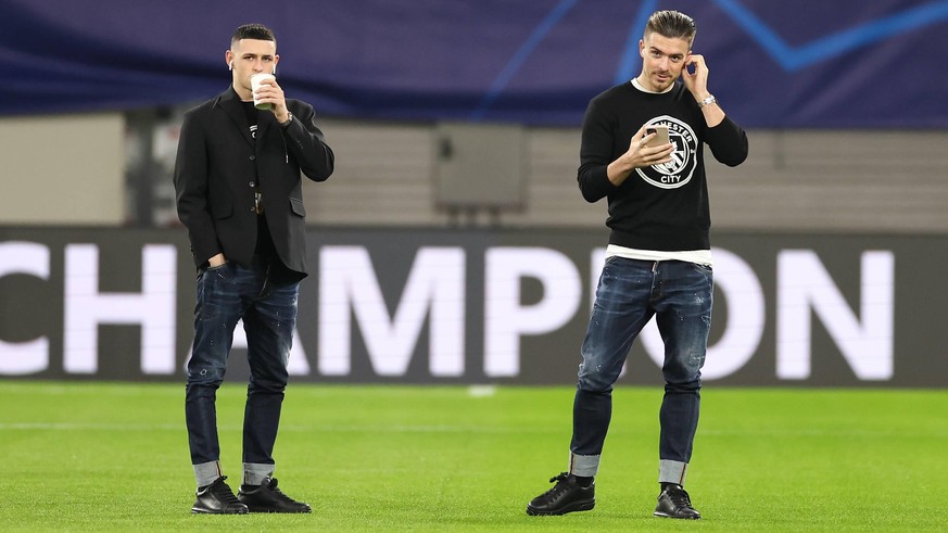 Foden und Grealish bereiten sich im Zwillings-Look auf ein Champions-League-Spiel vor.