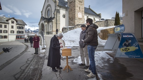 Eine Dorfbewohnerin stimmt nach dem Gottestdienst an der Urne ab, am Sonntag, 12. Februar 2017, in Obersaxen Meierhof. Die Stimmbuerger des Kantons Graubuenden stimmen ueber eine moegliche Kandidatur  ...