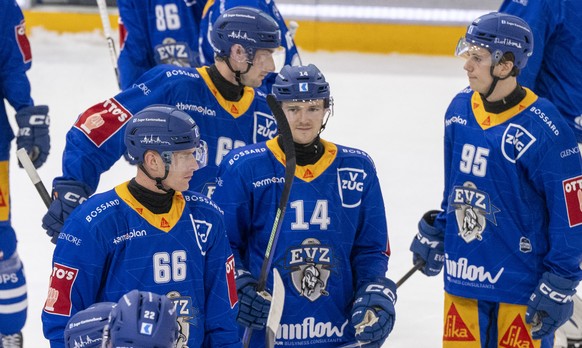 Die Zuger reagieren nach den Niederlage im Penaltyschiessen beim Eishockey Qualifikationsspiel der National League zwischen dem EV Zug und Fribourg Gotteron am Dienstag, 16. September 2025 in Zug. (KE ...