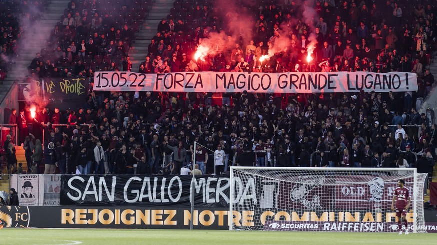 Les supporters du Geneve Servette FC, lors de la rencontre du championnat de football de Super League entre le Geneve Servette FC et le FC Saint-Gall, ce samedi, 30 avril 2022 au stade de Geneve. (KEY ...