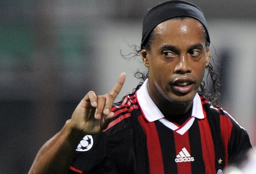 epa01881459 Brazilian Ronaldinho of Ac Milan reacts during the Champions League soccer match, Ac Milan vs FC Zurich, at Meazza stadium in Milan, Italy on 30 September 2009. EPA/DANIEL DAL ZENNARO