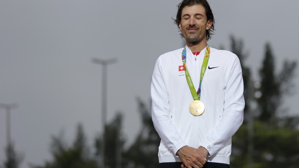 ZUM ABSCHLUSS DER XXXI. OLYMPISCHEN SOMMERSPIELE RIO 2016 IN RIO DE JANEIRO, BRASILIEN, STELLEN WIR IHNEN FOLGENDES BILDMATERIAL ZUR VERFUEGUNG - Gold medalist Fabian Cancellara of Switzerland listens ...