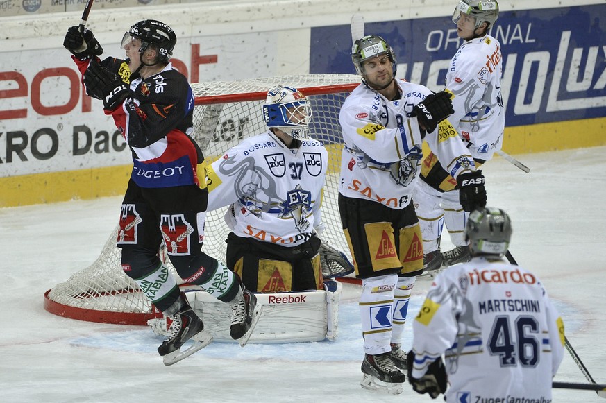 Der Berner Joel Vermin, links, bejubelt seinen Treffer zum 2:1 gegen den Zuger Goalie Eero Kilpelainen, Mitte, und Simon Luethi, in der Eishockey National League A Partie zwischen dem SC Bern und dem  ...