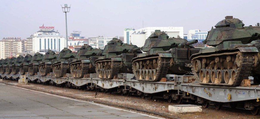 Türkische Panzer, die aus dem Westen des Landes nach Gaziantep im Osten verlegt wurden.&nbsp;