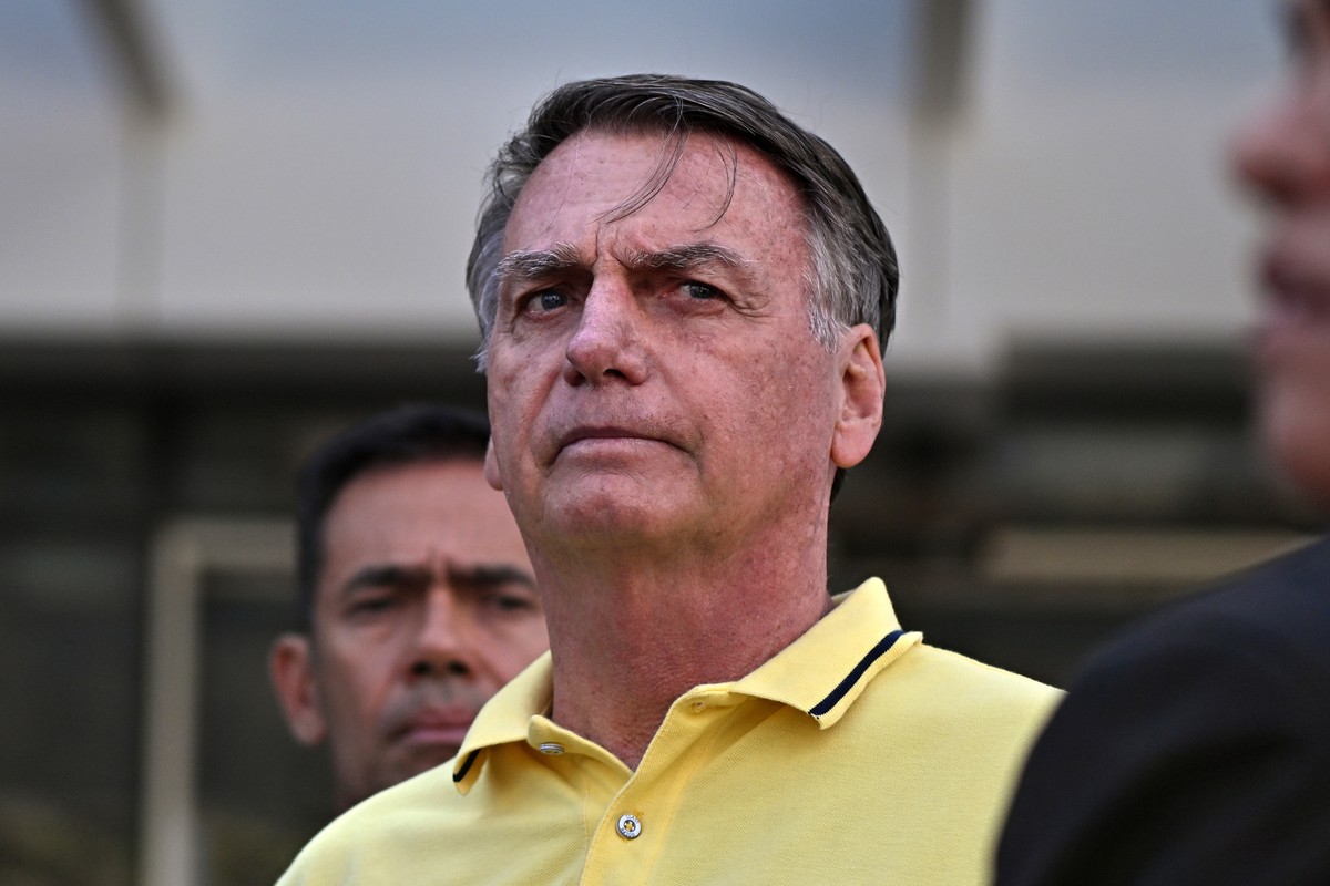 epa12305152 Former Brazilian president Jair Bolsonaro (R) leaves a branch of the DF Star hospital services in Brasilia, Brazil, 16 August 2025. Bolsonaro, who is under house arrest while being tried f ...