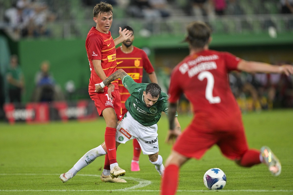 epa13195320 Justin Janssen of Nordsjaelland (L) and Mihailo Stevanovic of St.Gallen in action during the UEFA Conference League play-offs match between FC St. Gallen and FC Nordsjaelland in St. Gallen ...