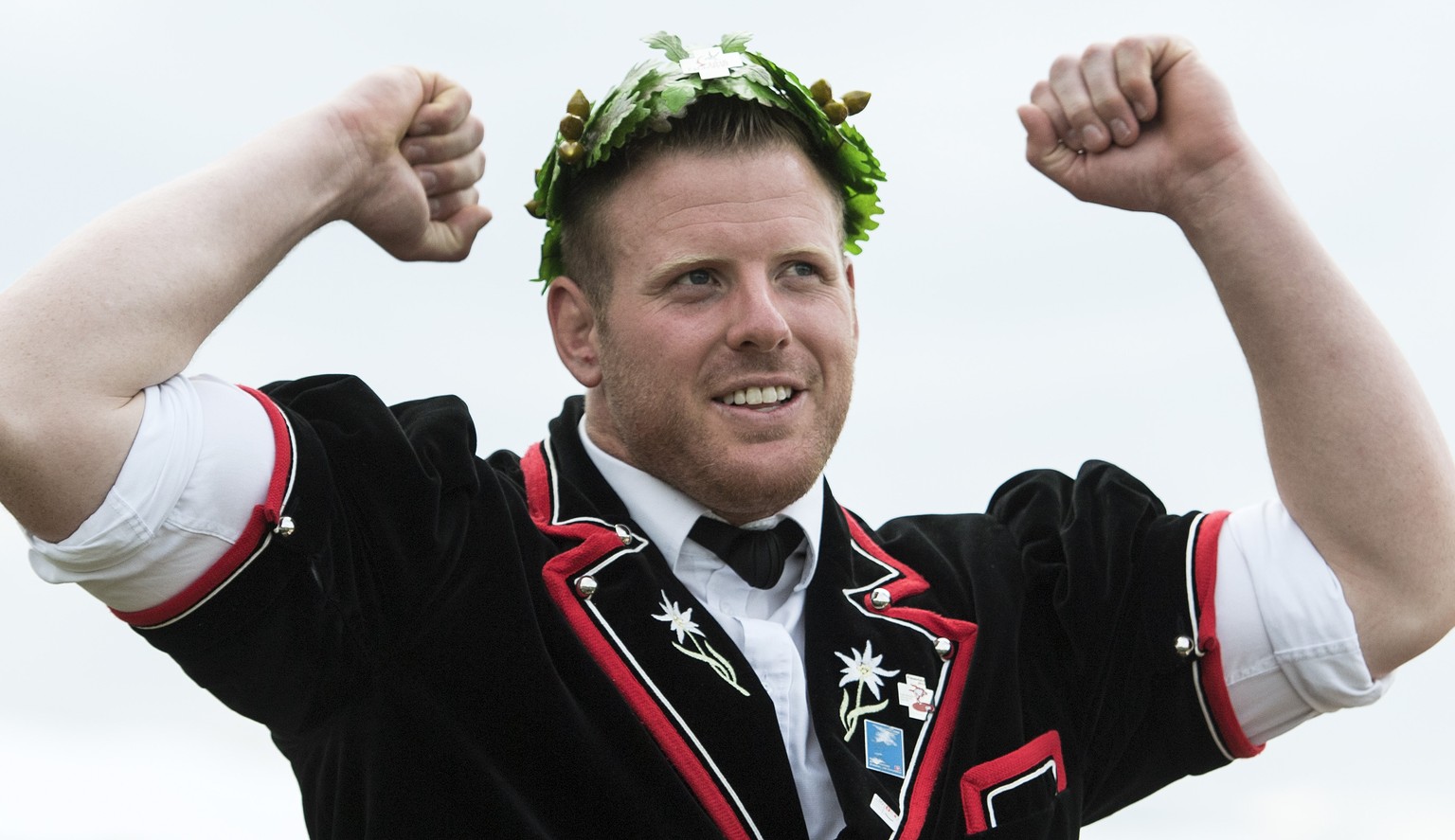 Der neue Schwingerkoenig Matthias Glarner feiert mit dem Kranz am Eidgenoessischen Schwing- und Aelplerfest (ESAF) Estavayer 2016 in Payerne, am Sonntag, 28. August 2016. (KEYSTONE/Peter Schneider)