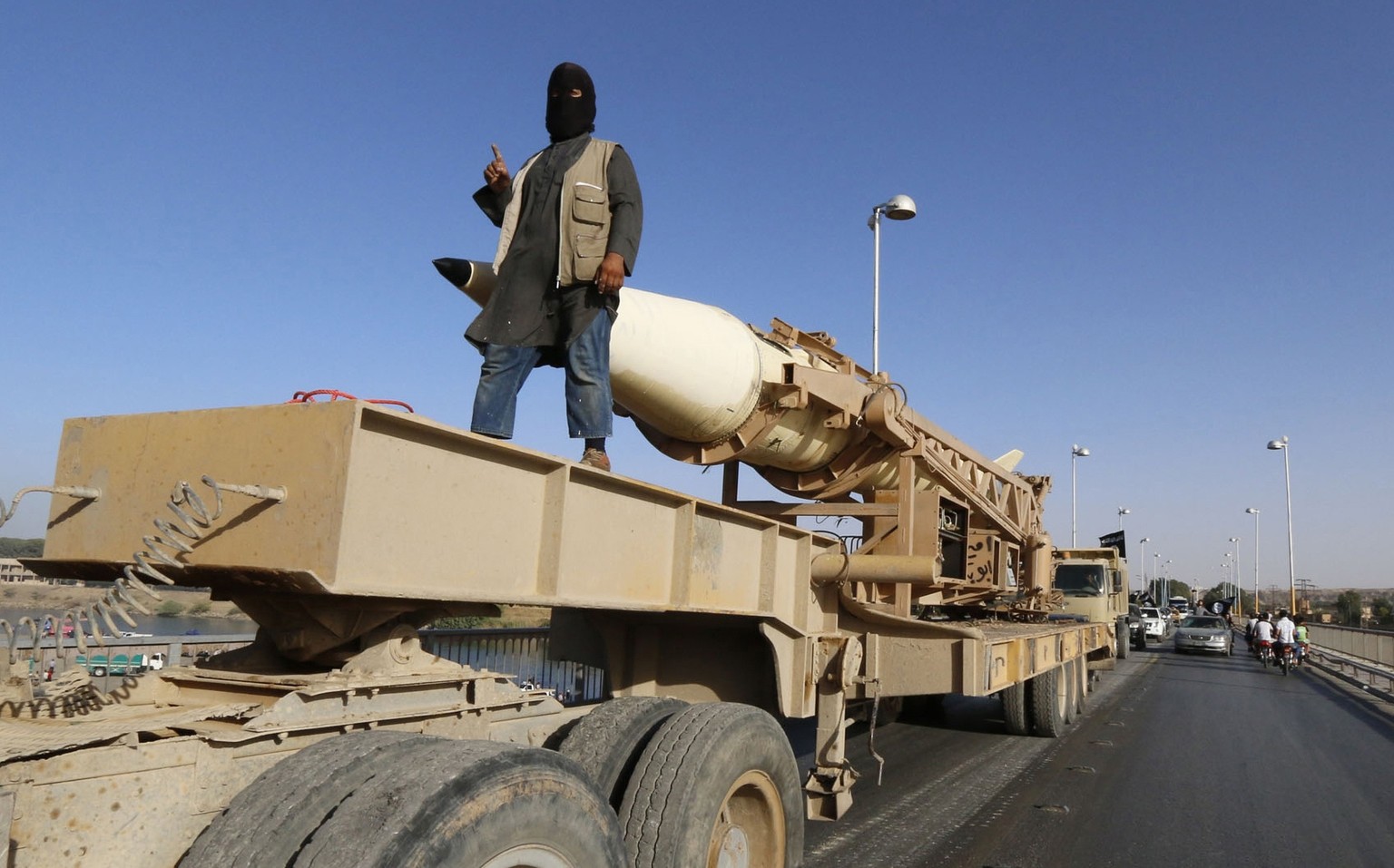 Die Dschihadisten haben moderne Waffensysteme erbeutet. Hier präsentieren sie bei einer Parade im syrischen Raqqa eine Rakete. &nbsp;