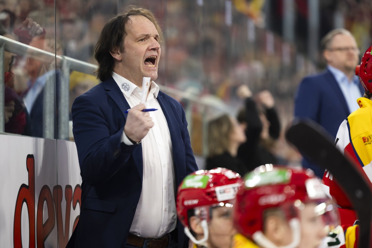 Biels Cheftrainer Martin Steinegger jubelt nach dem Tor zum 2-1 durch Biels Jere Sallinen im Eishockey Meisterschaftsspiel der National League zwischen dem EHC Biel und HC Davos, am Donnerstag, 29. Fe ...