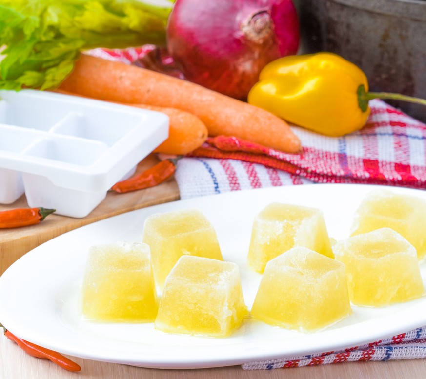 eiswürfelbehäkter fond brühe bouillon tiefgefroren kochen essen food