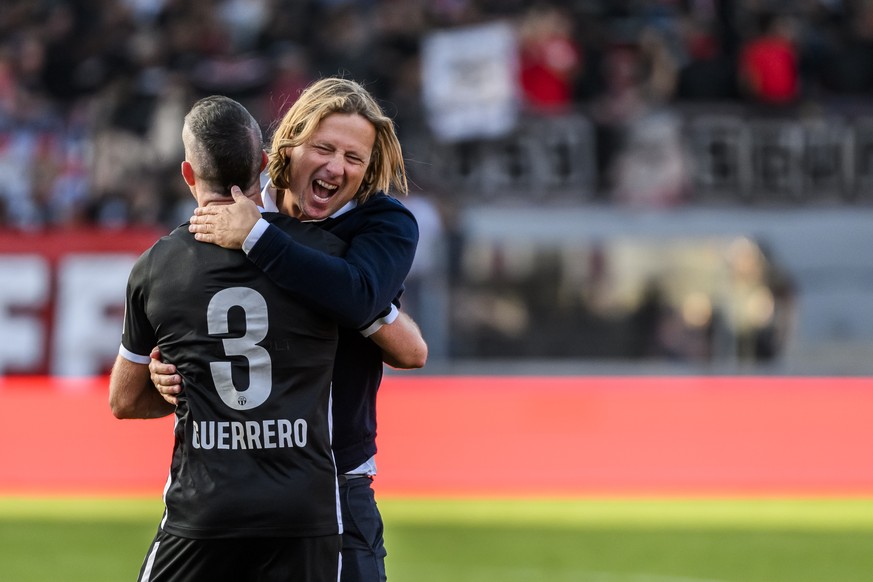 Le defenseur zurichois Adrian Guerrero, fete la victoire avec l&#039;entraineur zurichois Bo Henriksen lors de la rencontre du championnat de football de Super League entre le FC Sion et le FC Zurich  ...