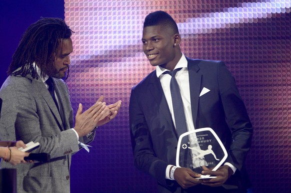 Embolo mit seiner Youngster-Trophäe. Applaus gibt's auch von der französischen Legende Christian Karembeu.