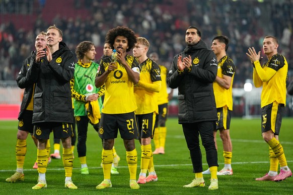 Borussia Dortmund players applaud supporters at the end of the Bundesliga soccer match between FC Augsburg and Borussia Dortmund in Augsburg, Germany, Friday, Oct. 31, 2025. (AP Photo/Matthias Schrade ...
