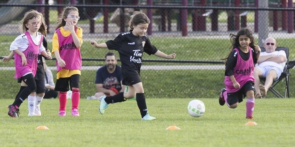 Mädchen beim Fussballtraining. (Symbolbild)