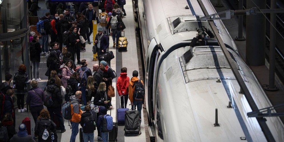Am Mittwoch wurde eine Frau am Berliner Hauptbahnhof von einem Zug erfasst und starb. (Archivbild)