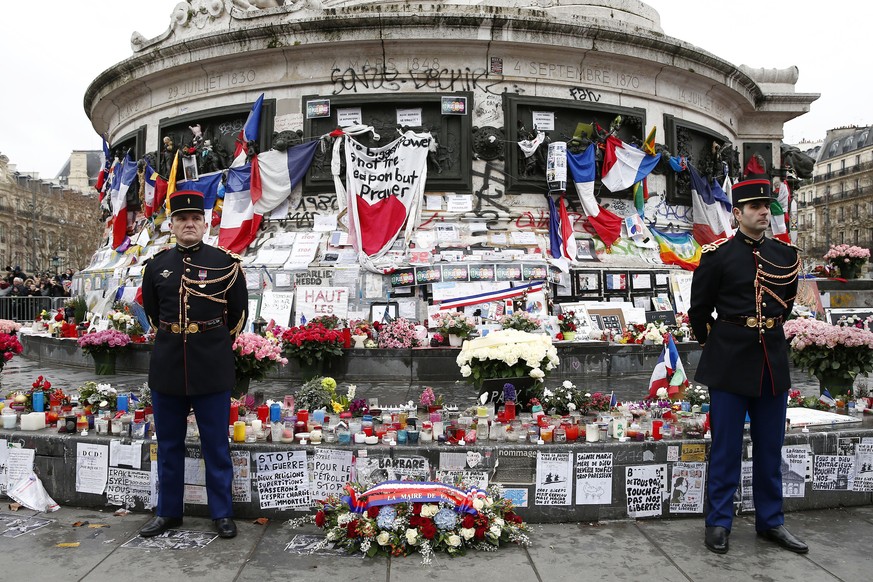 Am&nbsp;Place de la République haben viele Menschen Blumen und Botschaften niedergelegt.&nbsp;