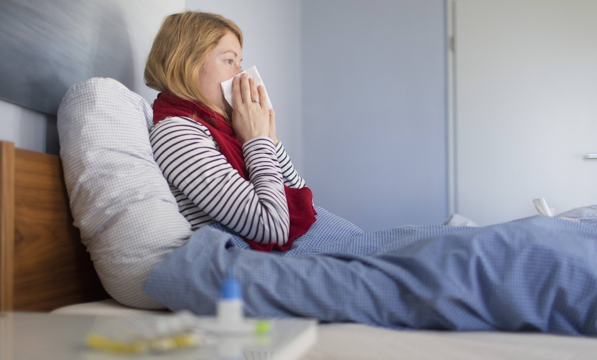 Frau liegt krank im Bett, 13.02.2018. Bonn Deutschland *** Woman lies sick in bed 13 02 2018 Bonn Germany PUBLICATIONxINxGERxSUIxAUTxONLY Copyright: xUtexGrabowskyx/xphotothek.netx