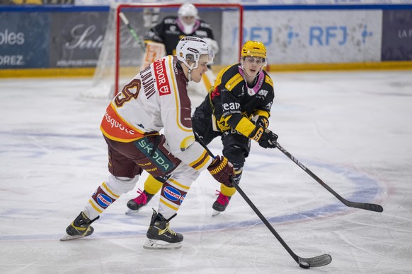 Jesse Puljujaervi (GSHC), links, gegen PostFinance Top Scorer Anttoni Honka (HCA), rechts, im Qualifiaktionsspiel der Eishockey National League zwischen dem HC Ajoie und dem Geneve-Servette HC in der  ...
