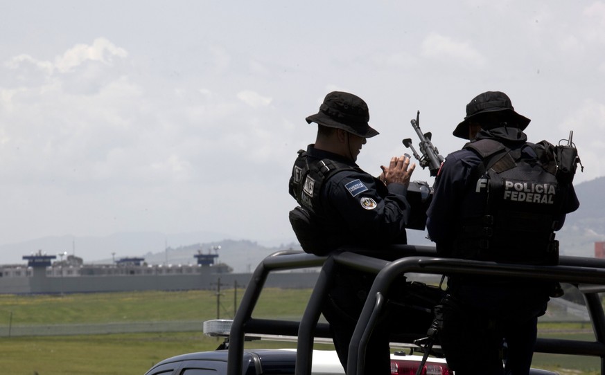 Polizisten überwachen die Flughäfen des Landes.