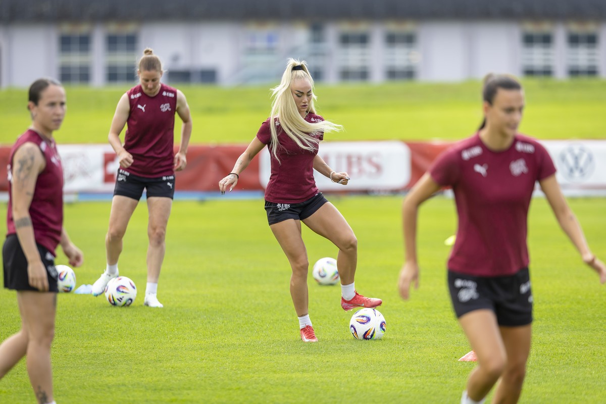 Geraldine Reuteler, Julia Stierli, Alisha Lehmann und Riola Xhemaili, links nach rechts, waehrend eines Trainings der Schweizer Frauen Fussball Nationalmannschaft vor der UEFA Women's EURO 2025,  ...