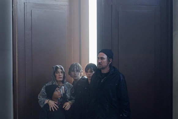 Nicolette Krebitz, Julius Gause, Elyas Eldridge, Elke Biesendorfer, and Lars Eidinger in Das Licht (2025)