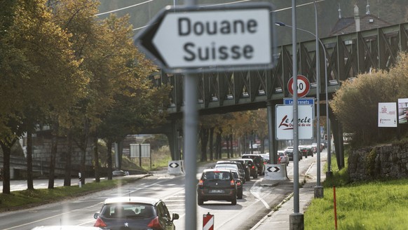 French car drivers in Le Locle, canton of Neuchatel, Switzerland, drive toward the Swiss border, pictured on October 22, 2013. (KEYSTONE/Christian Beutler)

Franzoesische Autofahrer in Le Locle, Kt. N ...