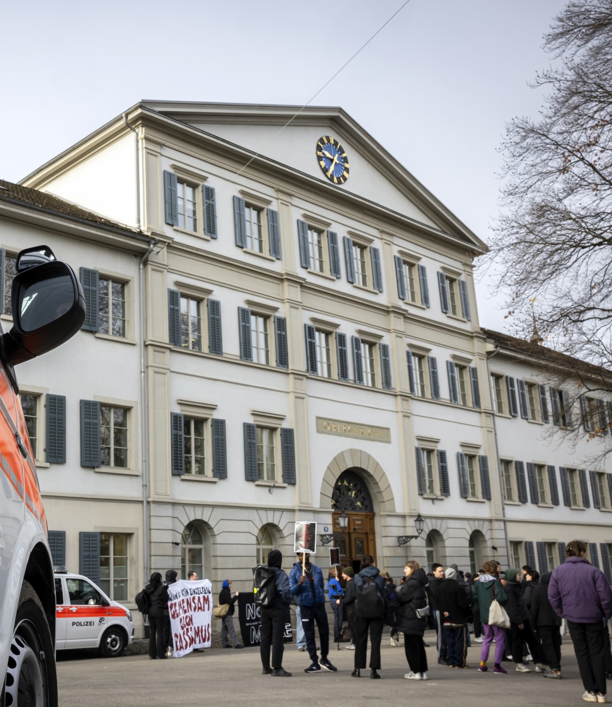 Ein Fahrzeug der Polizei waehrend einer Solidaritaetskundgebung vor vor dem Prozess am Zuercher Obergericht, am Donnerstag, 15. Februar 2024 in Zuerich. Am heutigen Donnerstag stehen drei Zuercher Sta ...