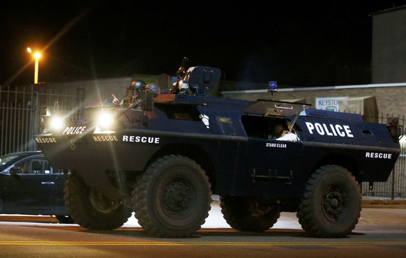 Polizei und Nationalgarde fahren scharfes Geschütz auf.