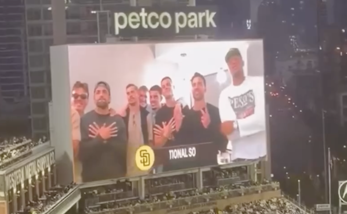 WM 2026: Xhaka und Rodriguez machend en Doppeladler bei einem MLB-Spiel.