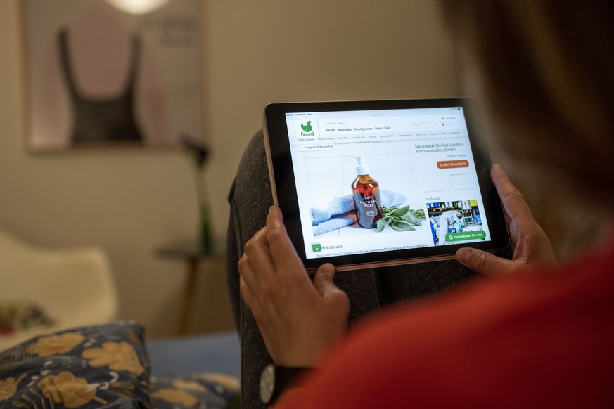 [Gestellte Aufnahme / Symbolbild] Online Shopping nach Seife auf dem Portal von Farmy, fotografiert am 20. Maerz 2020 in Zuerich. (KEYSTONE/Christian Beutler)