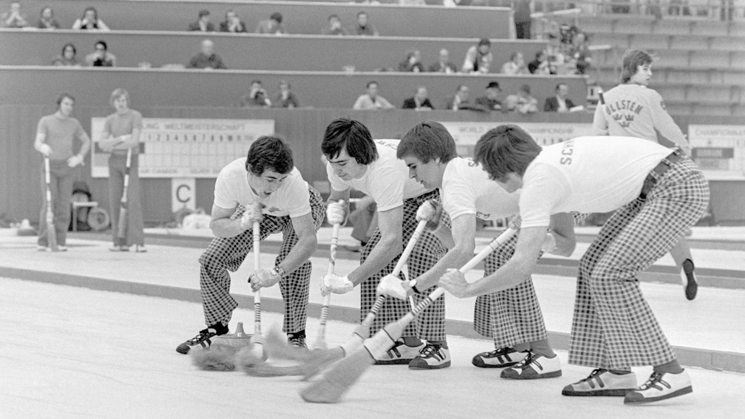 Das Schweizer Curling-Team in Aktion, aufgenommen bei den Curling-Weltmeisterschaften im Maerz 1974 in Bern. (KEYSTONE/PHOTOPRESS-ARCHIV/Str)
