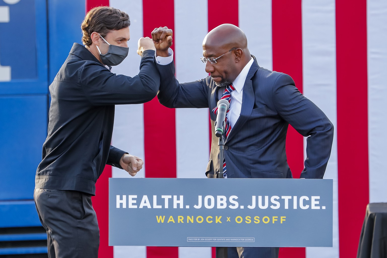 epa08908553 Democratic Georgia US Senate candidates Jon Ossoff (L) and Reverend Raphael Warnock (R) participate in a dual campaign event during the final week of early voting in their US Senate runoff ...