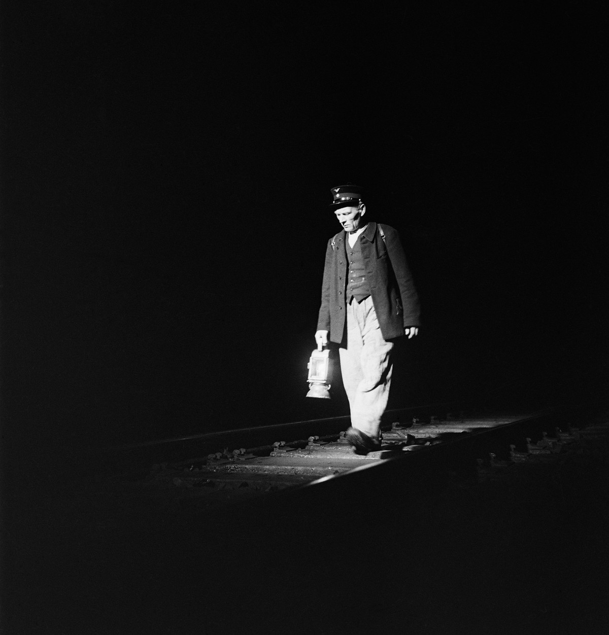 A guard in the Gotthard tunnel, pictured in the 1950ies in Switzerland. (KEYSTONE/PHOTOPRESS-ARCHIV/Str)

Ein Tunnelwaerter im Gotthardtunnel, aufgenommen in den Fuenfziger Jahren. (KEYSTONE/PHOTOPRES ...